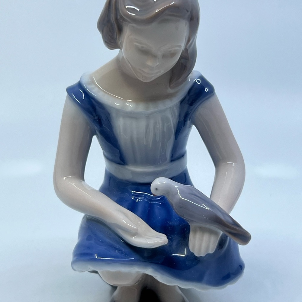 Bing & Grondhal Figurine Girl Feeding Pigeon 2340 Denmark